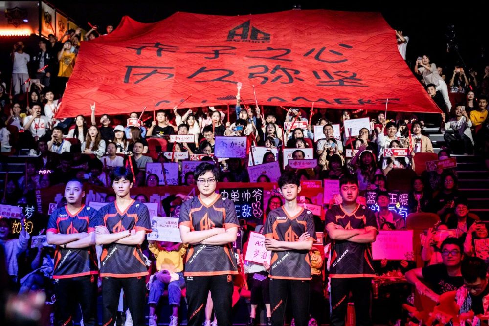 Cyku Smod 完成了追击并击杀了 xinsheng Jax 单枪匹马防守了大嘴 LNG Esports 打成了平局 Team WE
