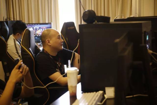 现场专访Mo：输比赛自己背锅 当主播比打职业更辛苦